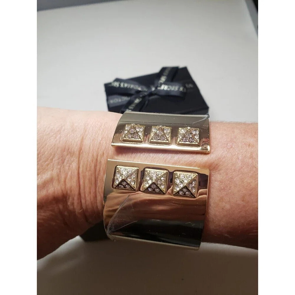 Victoria's Secret Gold Bracelet NIB - Picture 2 of 5